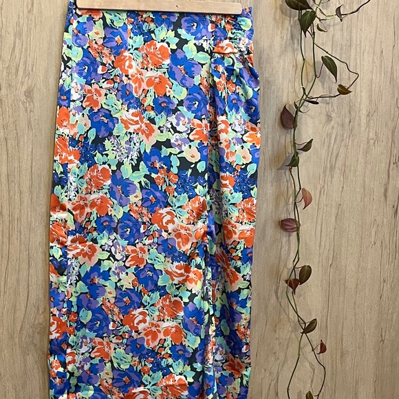 Colourful satin skirt - Picture 1 of 4